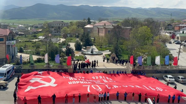 Масштабную копию Знамени Победы развернули в Сергокале