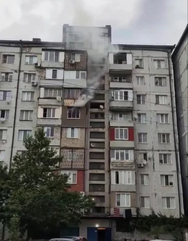 В Махачкале произошел пожар в многоквартирном доме на проспекте Шамиля