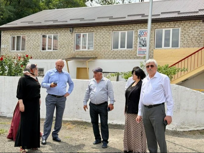 Глава Новолакского района оценил ход капремонта Тухчарской школы