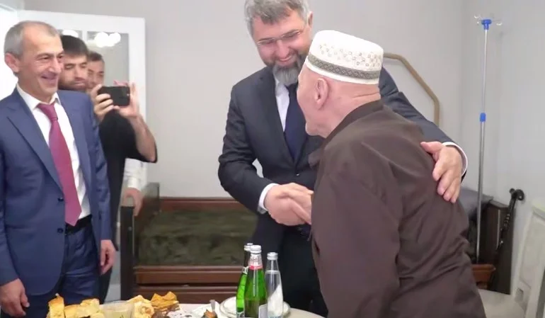 Ветерану Великой Отечественной войны Мусе Багаудинову вручили ключи от новой квартиры