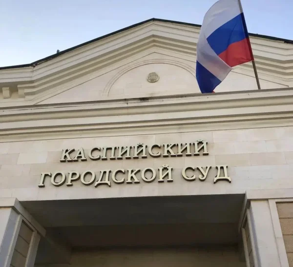 Суд в Каспийске продлил арест лжесотруднику университета, продавшему медикам поддельные сертификаты