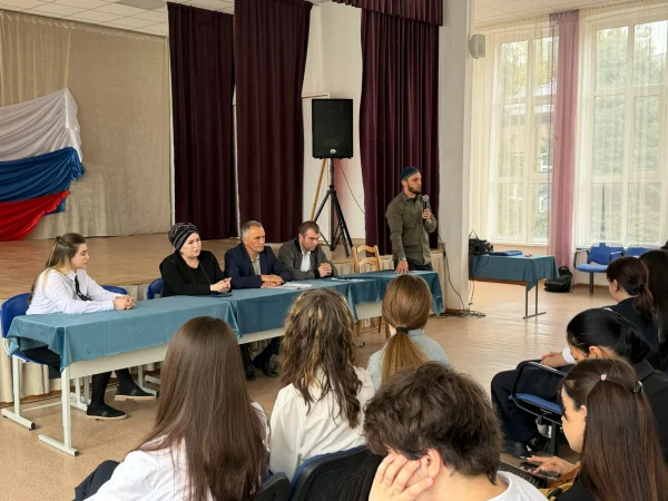 В Буйнакске профилактике терроризма и экстремизма в молодежной среде посвятили цикл выездных семинаров