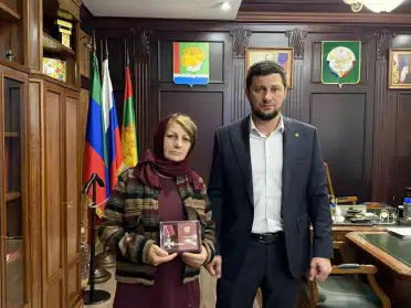 Глава Магарамкентского района вручил матери погибшего участника СВО Орден Мужества