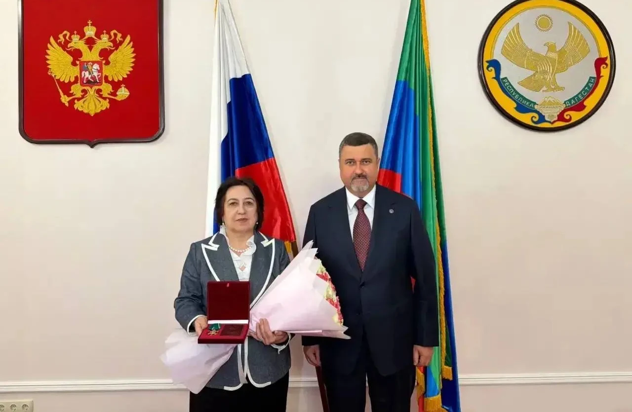 Фёдор Щукин вручил орден Почета Республики Дагестан III степени Уммупазиль Омаровой