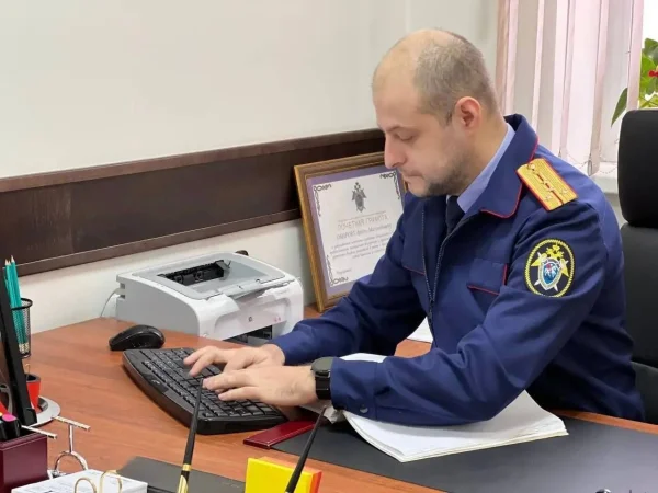 Возбуждено уголовное дело по факту травмирования ребенка на детской площадке в Каспийске