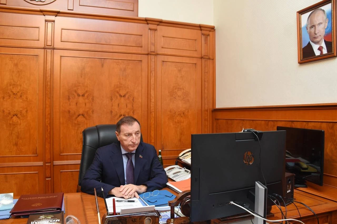 Заур Аскендеров следил за ходом первого заседания Госдумы девятого созыва по ВКС