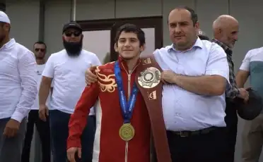 Чемпиону мира по вольной борьбе Магомеду Магомедову подарили новый автомобиль