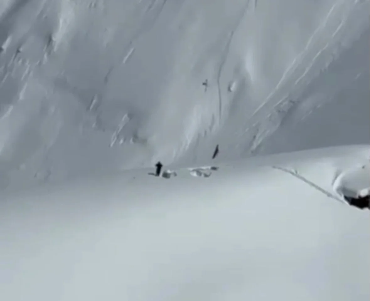 В Дагестане спасатели пытаются эвакуировать сотрудников занесенной снегом метеостанции