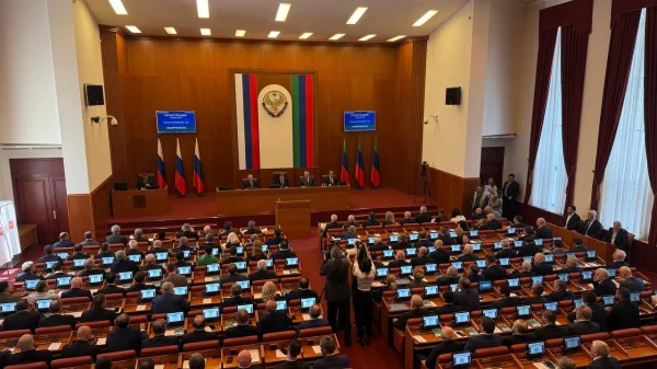 Дагестанский парламент утвердил поправки в Конституцию РД и принял ключевые законы о социальной защите, экологии и обращении с животными