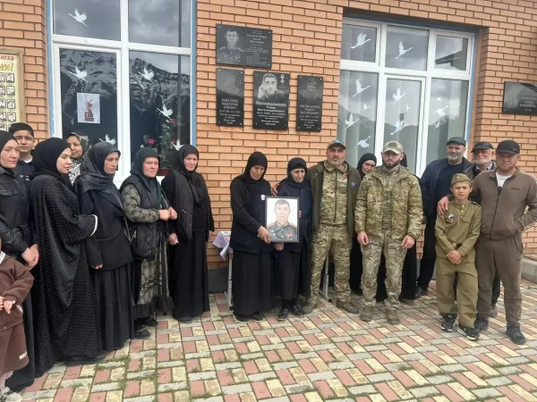 В Тляратинском районе открыли мемориальную плиту в память об участнике СВО Эльдаре Гасангусейнове