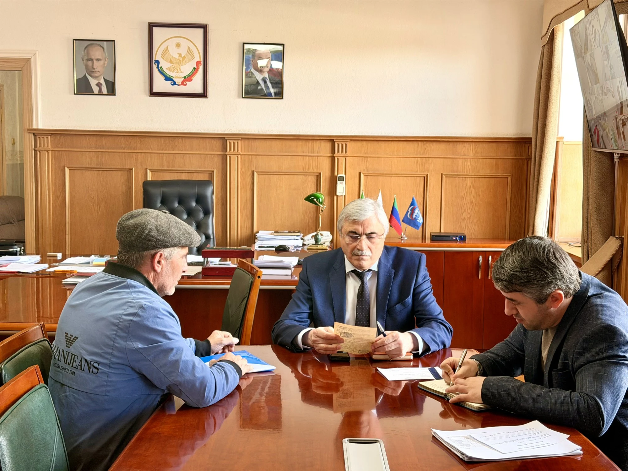 Глава Новолакского района выслушал обращения местных жителей