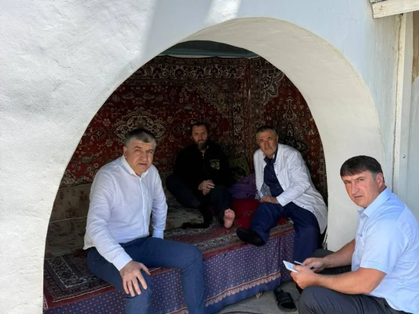 Представители администрации Левашинского района посетили раненого участника СВО в селе Арши