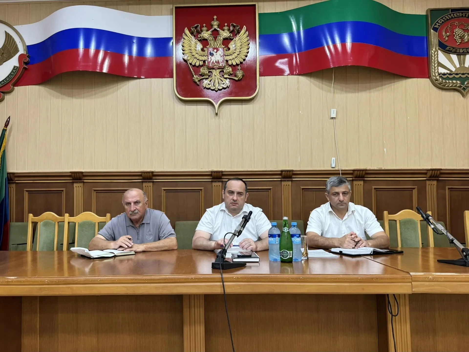 В Каякентском районе на совещании обсуждены вопросы благоустройства и готовности к началу нового учебного года