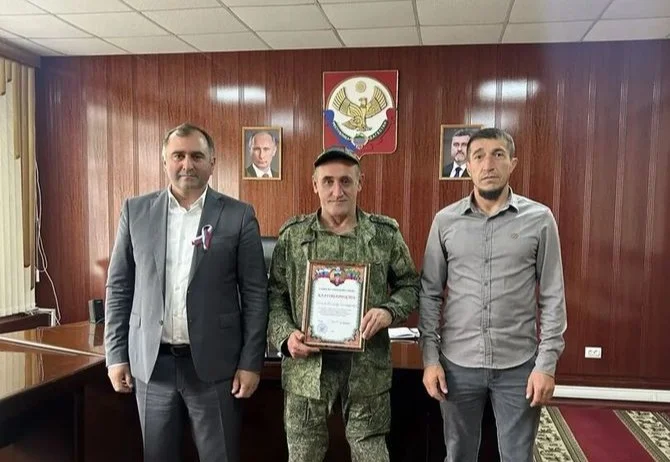 Участнику СВО из Хивского района вручили Благодарность главы муниципалитета