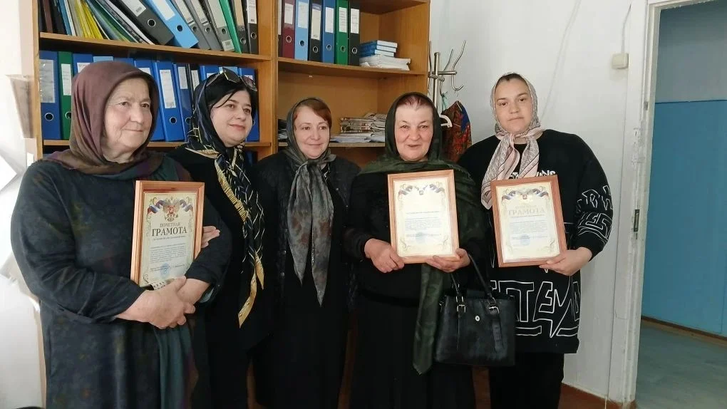 Глава Дахадаевского района поздравил соцработников с профессиональным праздником
