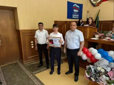 Власти Каякентского района вручили медали выпускникам школ