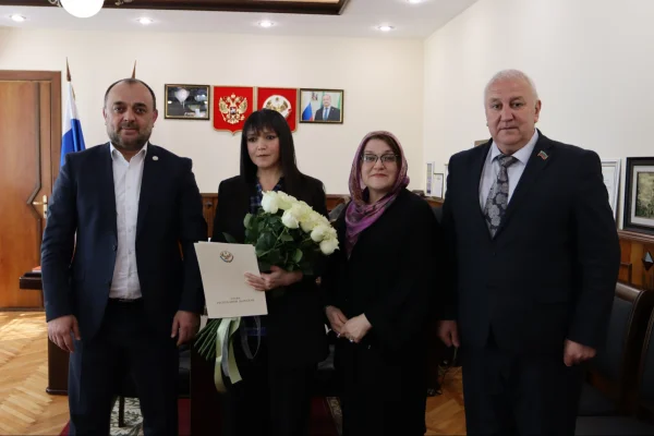 Мэр Буйнакска вручил Благодарственное письмо от Главы Дагестана супруге участника СВО