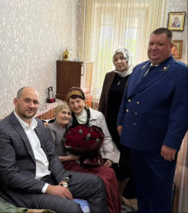Прокурор Кизляра поздравил труженицу тыла с 99-летием и 81-й годовщиной Победы