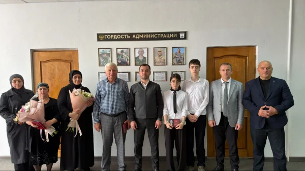 Власти Южно-Сухокумска передали госнаграды семьям военнослужащих, погибших в ходе СВО