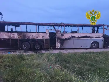 Пассажирский автобус сгорел на федеральной трассе в Дагестане