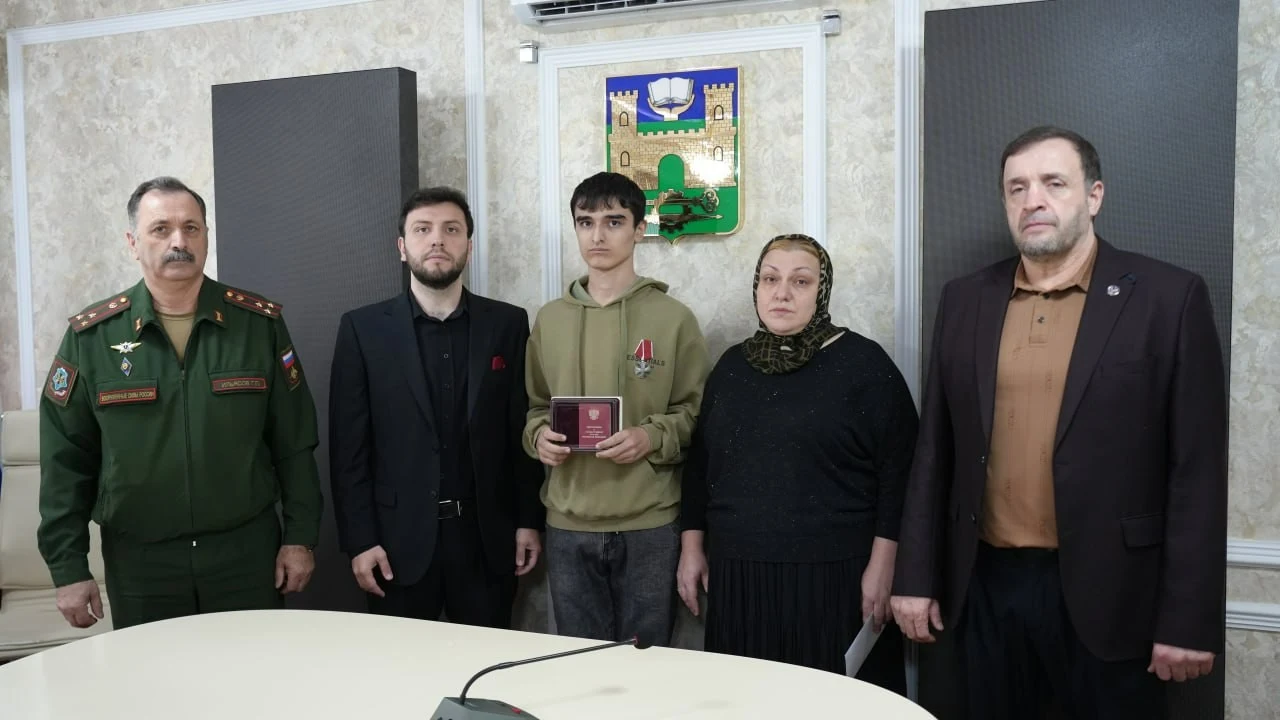 В Хасавюрте ордена Мужества передали семьям участников СВО