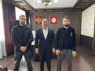 Глава Бабаюртовского района вручил участнику СВО Джанболату Нуракаеву орден Мужества