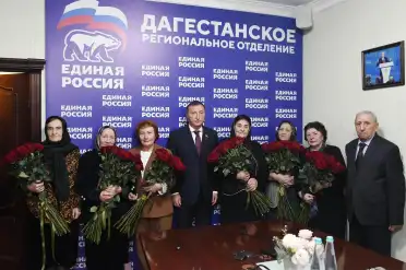 Заур Аскендеров наградил ветеранов педагогического труда в преддверии Дня учителя