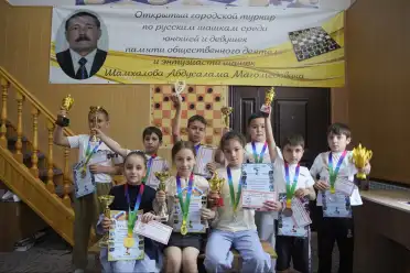 В Кизилюрте прошёл турнир по шашкам памяти Абдусалама Шамхалова