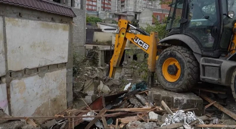 Махачкала борется с последствиями паводков: расчистка русел и снос незаконных построек