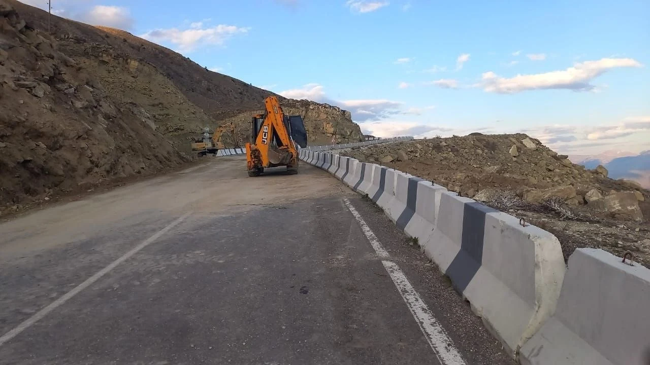 В Дагестане остаются закрытыми 20 участков автодорог после непогоды