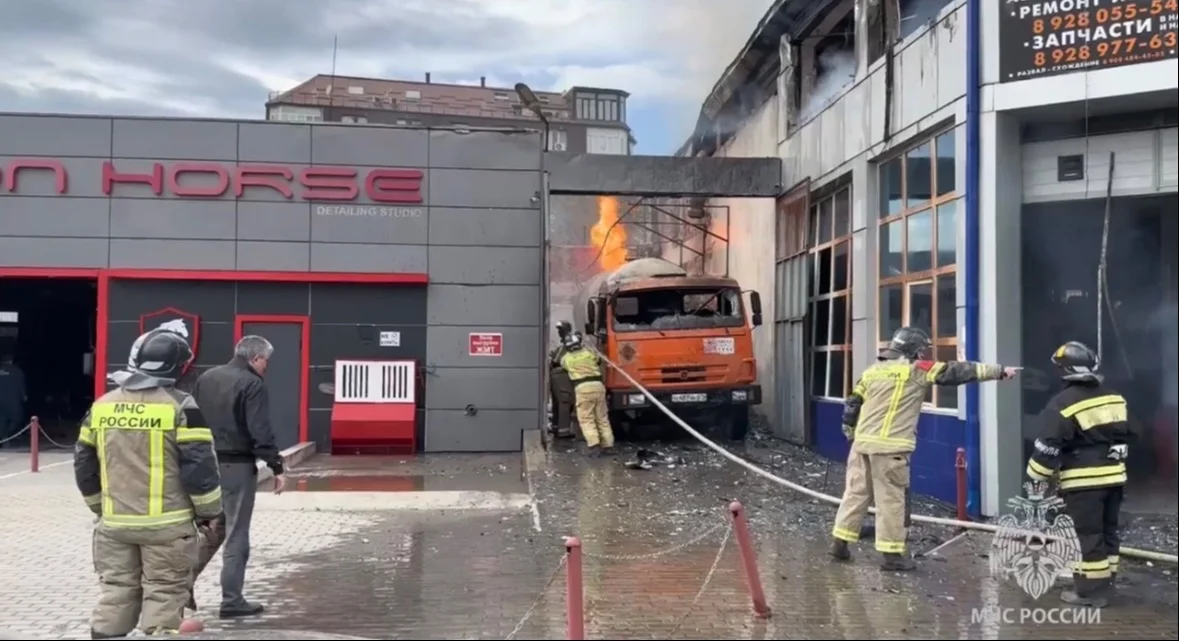 Пожарные в Каспийске предотвратили взрыв автоцистерны с пропаном на АЗС