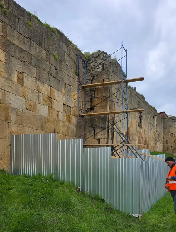 В Дербенте начались противоаварийные работы на башне №25 Северной крепостной стены