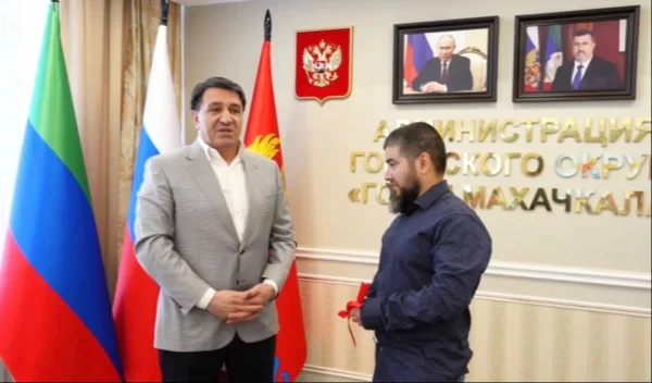 Мэр Махачкалы Джамбулат Салавов вручил ключи от квартир детям-сиротам