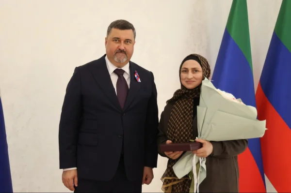 Многодетные матери и участник СВО из Дагестана получили государственные награды