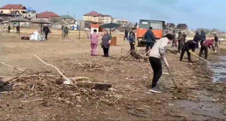 На побережье в Избербаше провели экологический субботник