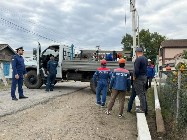 Прокуратура Тарумовского района добилась замены аварийного столба ЛЭП у дома родителей погибшего участника СВО