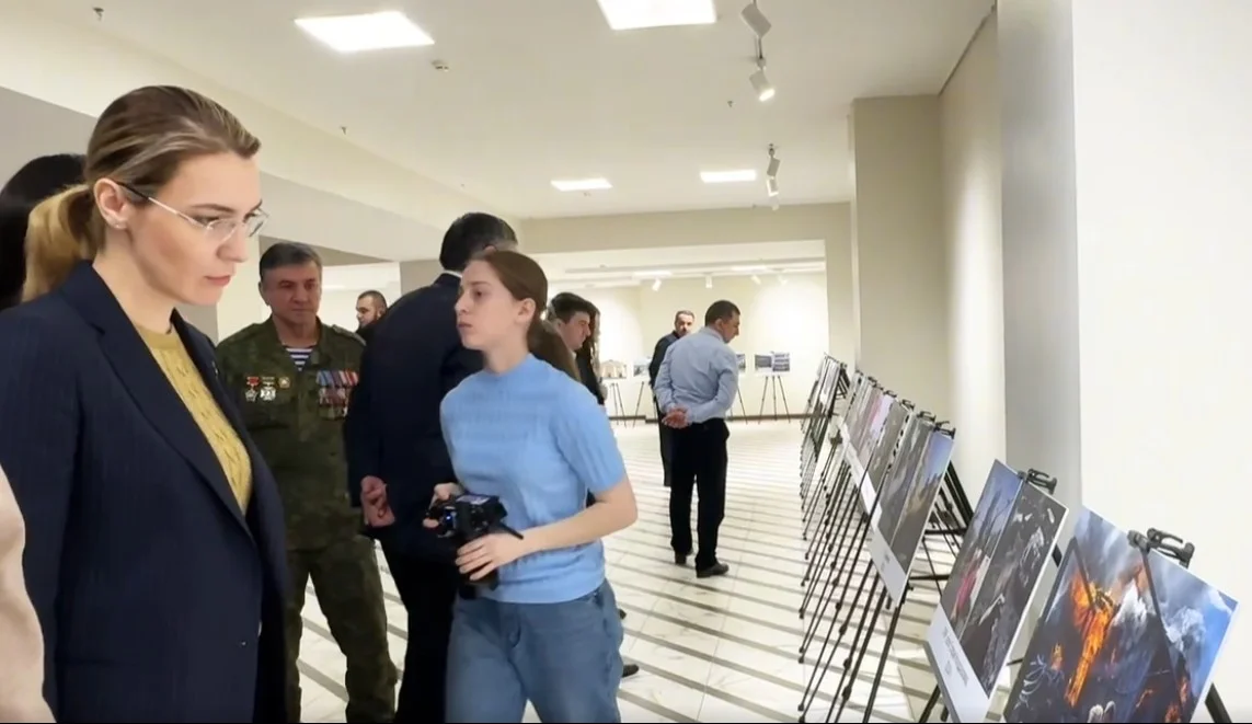 В Махачкале объединили патриотическую выставку «Донбасс. Путь к возрождению» и аукцион в помощь детям-сиротам