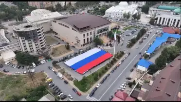 В честь Дня воссоединения Донбасса и Новороссии с Россией в Махачкале развернули самый большой государственный флаг