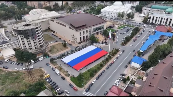 В честь Дня воссоединения Донбасса и Новороссии с Россией в Махачкале развернули самый большой государственный флаг