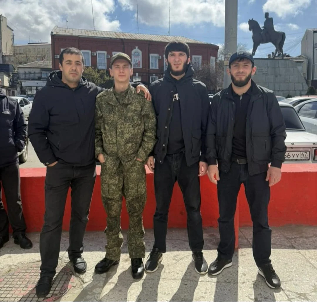 Семь новобранцев из Новолакского района пополнили ряды Российской армии