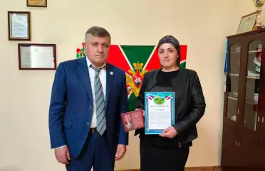Глава Цунтинского района передал вдове погибшего бойца орден Мужества