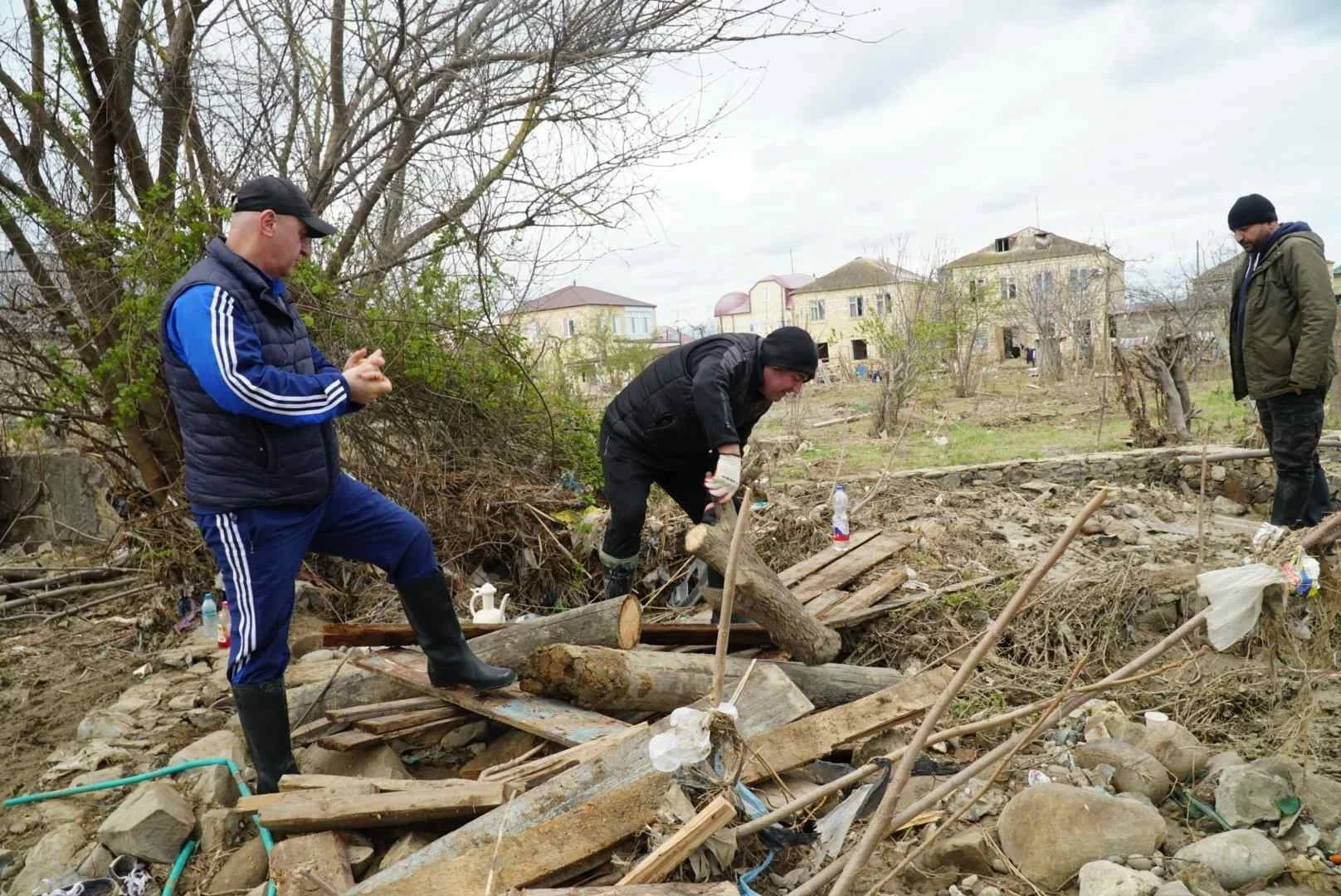 Коллектив Минсельхозпрода Дагестана провел субботник в пострадавшей от паводков Мамедкале