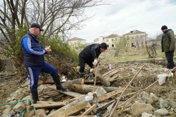 Коллектив Минсельхозпрода Дагестана провел субботник в пострадавшей от паводков Мамедкале