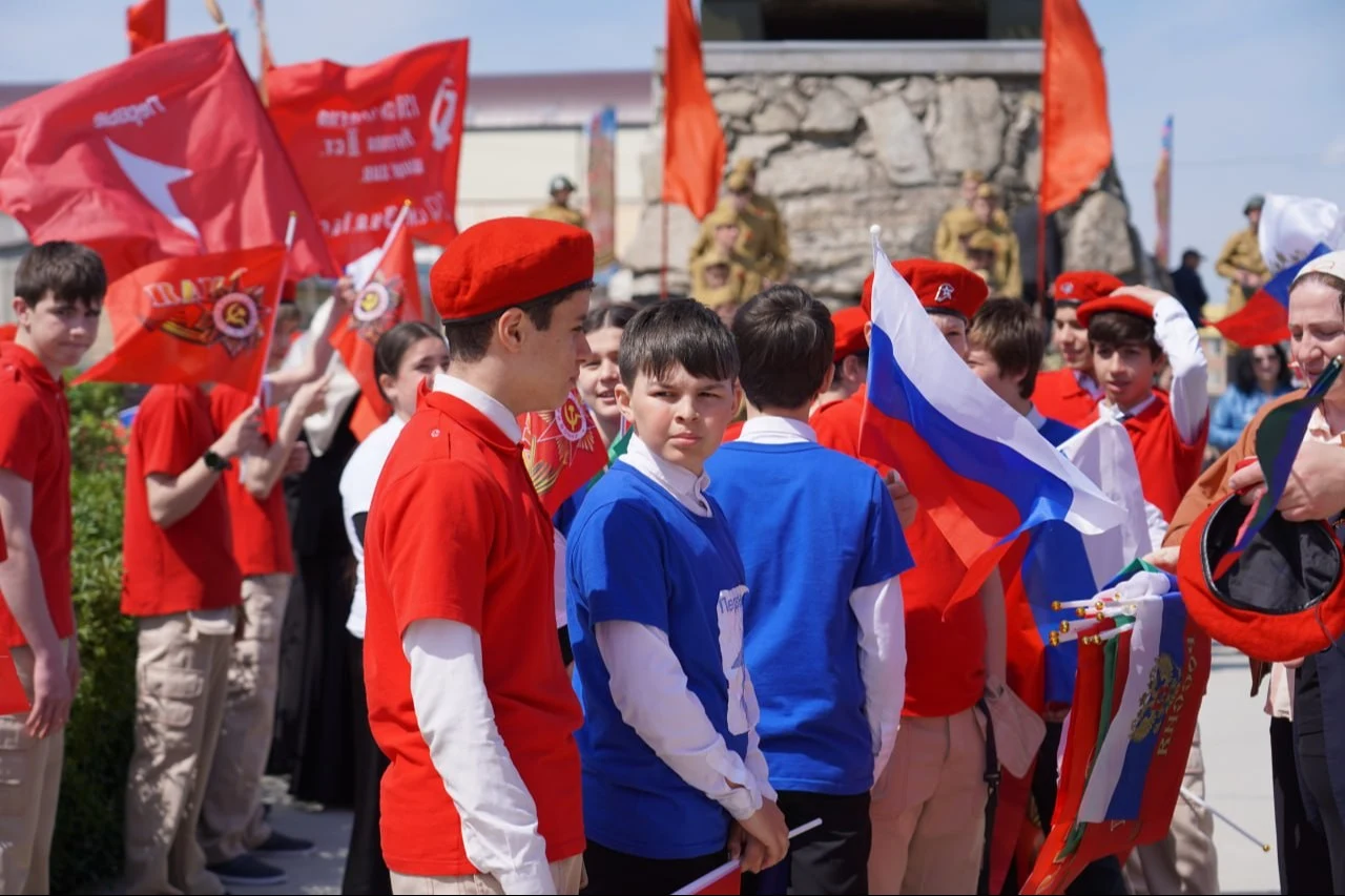 Знамя Победы подняли в Хасавюрте в преддверии 9 Мая