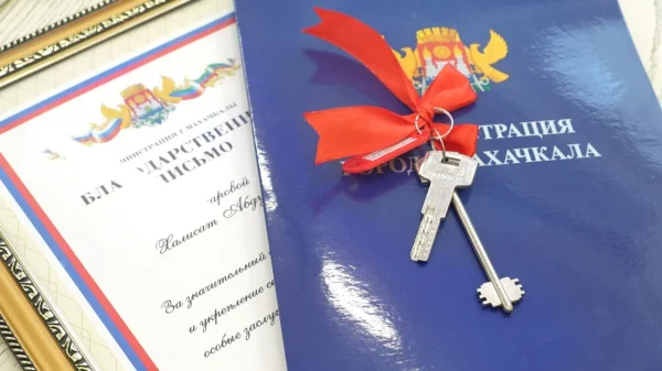 Мэр Махачкалы вручил ключи от новых квартир ещё четверым детям-сиротам