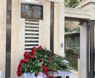 В Махачкале состоялось открытие мемориальной плиты Герою России Магомеду Исбакиеву
