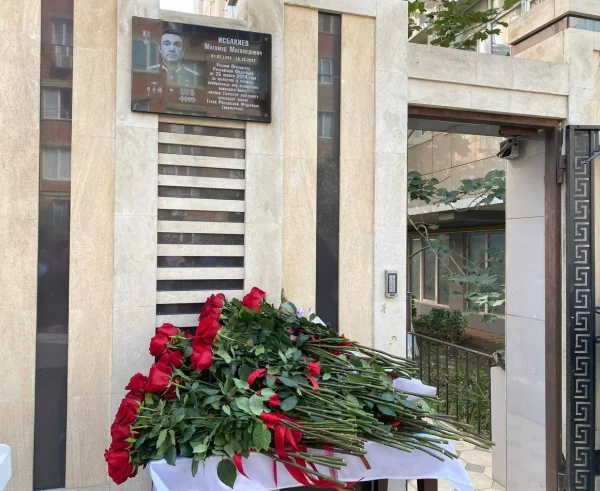 В Махачкале состоялось открытие мемориальной плиты Герою России Магомеду Исбакиеву