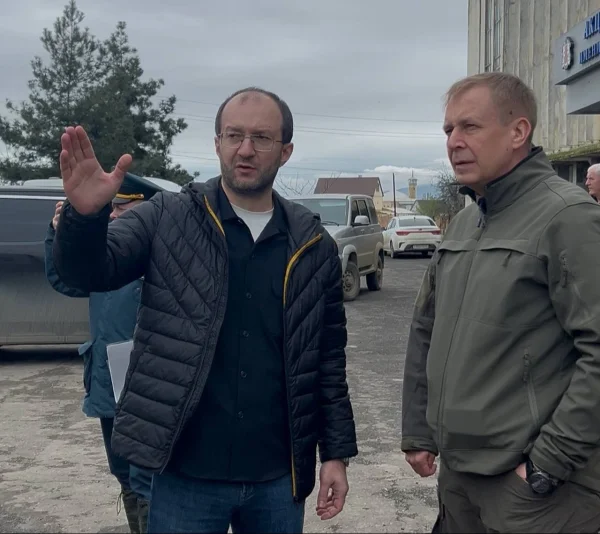 Замминистра МЧС России оценил работу круглосуточного МФЦ в пострадавшем посёлке Мамедкала