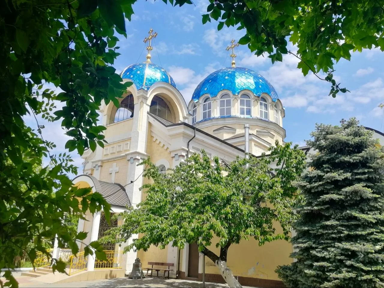 Абдулмуслим Абдулмуслимов поздравил православных христиан с праздником Пасхи