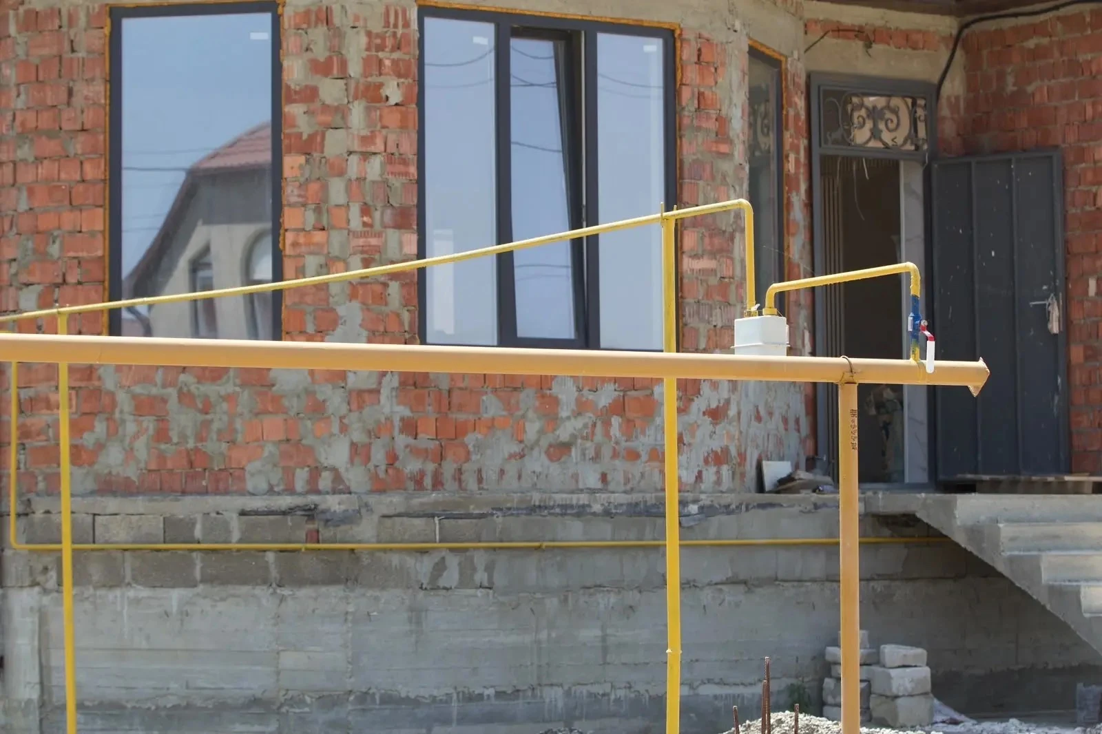 Газовики Дагестана помогли многодетному отцу обустроить дом для сына